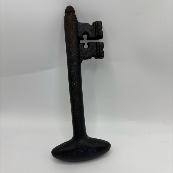 Vintage Black Cast Iron Key Decor - Picture 1 of 3